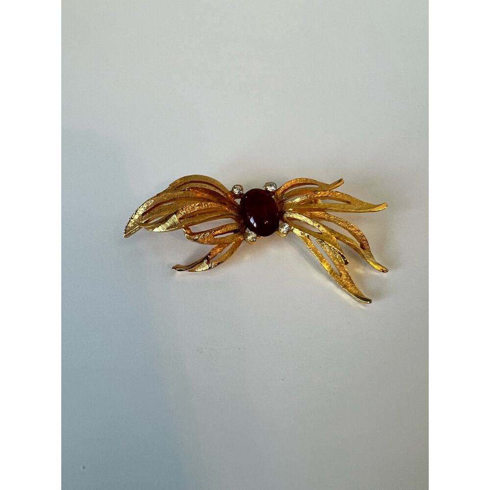Lovely Gold Tone Brooch with large Cabochon Red Gem Stone Unsigned